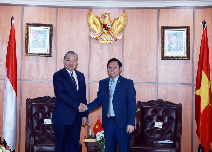 El secretario general del PCV, To Lam (izquierda), se reúne con el presidente del Senado de Indonesia, Sultán Bachtiar Najamudin (Foto: VNA)