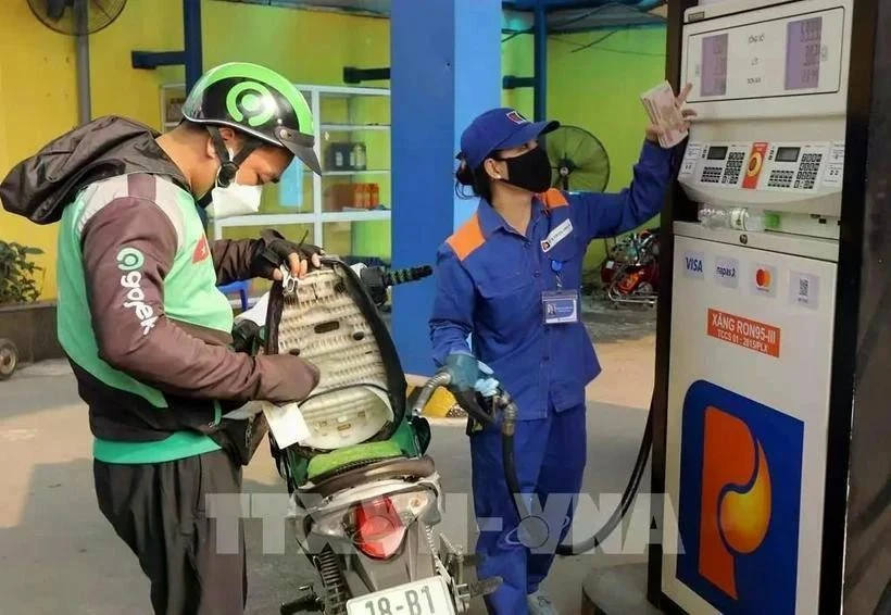 Los precios de los combustibles bajan a partir de las 15:00 horas del 1 de febrero (Foto: VNA)