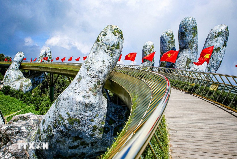 Puente Dorado, un destino atractivo para locales y turistas cuando visitan la ciudad costera de Da Nang. (Foto: VNA)