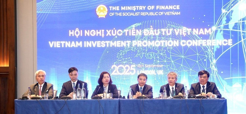 El ministro de Finanzas, Nguyen Van Thang (tercero desde la derecha) y otros funcionarios en la conferencia de promoción de inversiones en Londres, el 16 de septiembre (Foto: VNA)