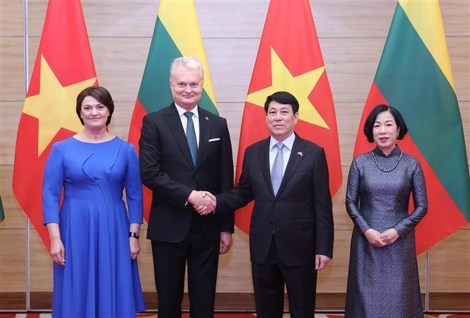 El presidente de Vietnam, Luong Cuong (derecha), y su esposa ofrecen un banquete en honor al jefe del Estado lituano, Gitanas Nausėda, y su cónyuge. (Foto: VNA)
