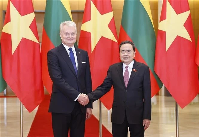 El presidente de Lituania, Gitanas Nausėda (izquierda), y el titular de la Asamblea Nacional de Vietnam, Tran Thanh Man (Foto: VNA)