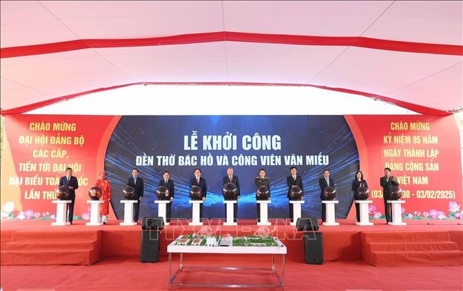 El secretario general del Partido Comunista de Vietnam, To Lam (centro), y funcionarios dan inicio a la construcción del Templo de Ho Chi Minh y el parque Van Mieu en la ciudad de Bac Ninh. (Foto: VNA)