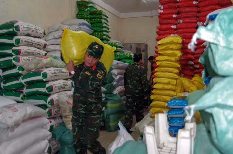 Las fuerzas funcionales llevan arroz para distribuirlo a la población afectada por las inundaciones (Foto: VNA)
