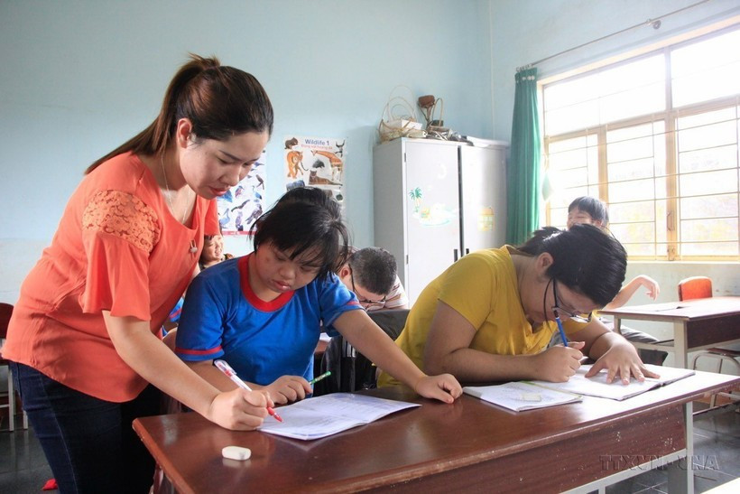 Una clase para niños afectados por el agente naranja (Foto: VNA)