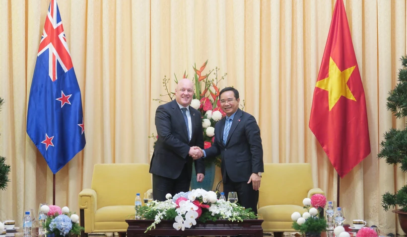 El primer ministro de Nueva Zelanda, Christopher Luxon (izquierda), saluda al presidente del Comité Popular de Ciudad Ho Chi Minh, Nguyen Van Duoc. (Foto: VNA)