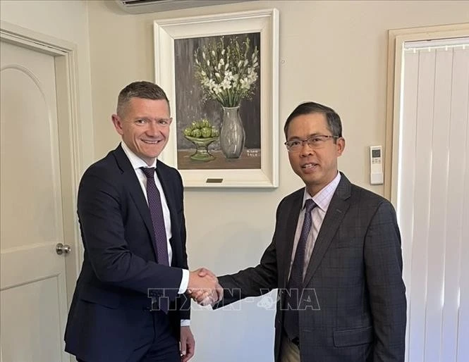 El embajador de Vietnam en Australia, Pham Hung Tam (derecha), recibe a Anthony McFarlane, director de Comunicaciones del Grupo Sunrice (Foto: VNA)