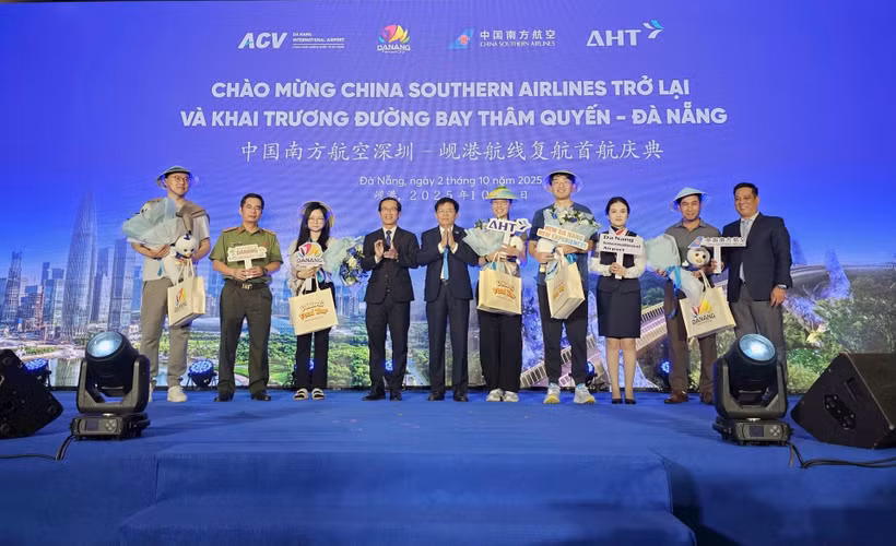 Los viajeros en el vuelo CZ8155 de China Southern Airlines fueron recibidos con una cálida bienvenida (Foto: https://congly.vn/)