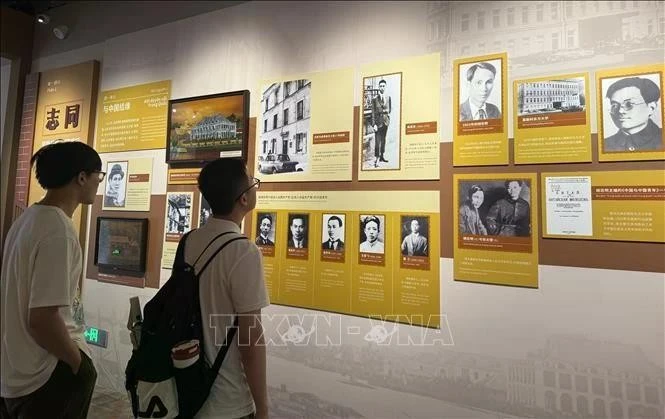 Visitantes en la exposición (Fuente: VNA)