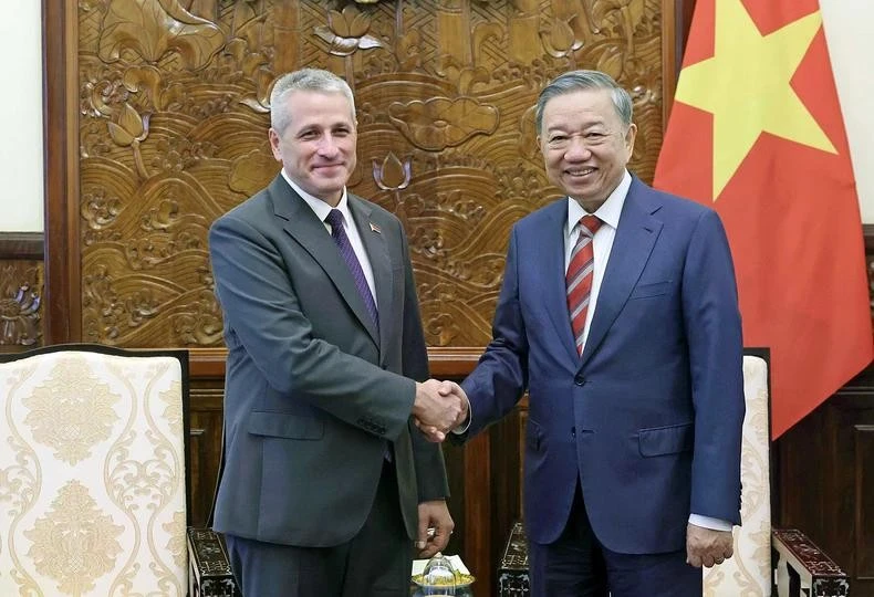 El presidente de Vietnam, To Lam (derecha), recibió al embajador de Bielorrusia en Hanoi, Uladzimir Baravikou, el 3 de julio de 2024. (Foto: VNA)