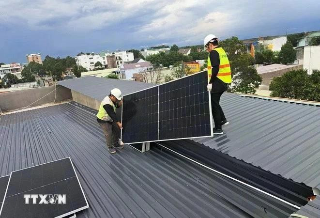 Instalación de sistemas de energía solar en azoteas. (Foto: VNA)