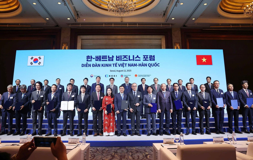 En el intercambio de MoU durante el Foro Económico Vietnam-Corea del Sur (Foto: VNA)