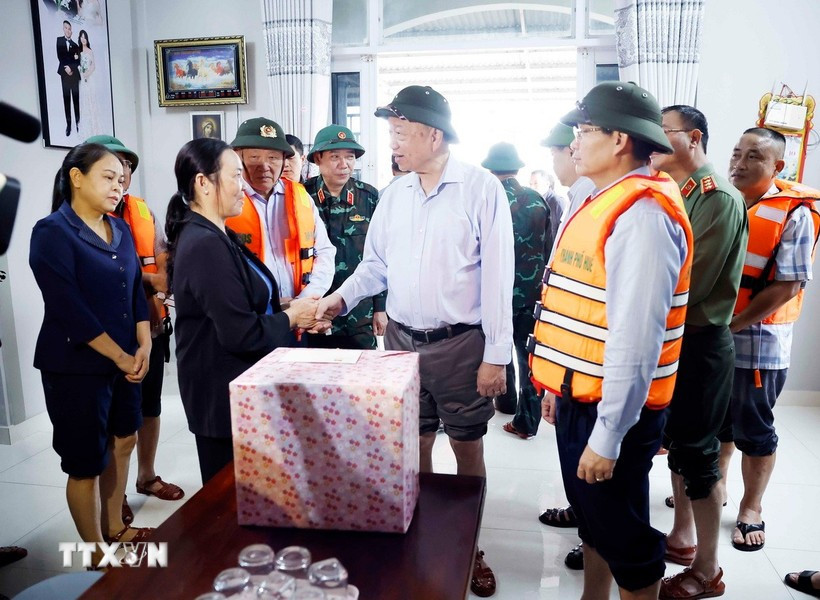 El secretario general del Partido Comunista de Vietnam, To Lam, visita a los pobladores de las zonas afectadas por las inundaciones en la comuna de Quang Dien, ciudad de Hue (Foto: VNA)