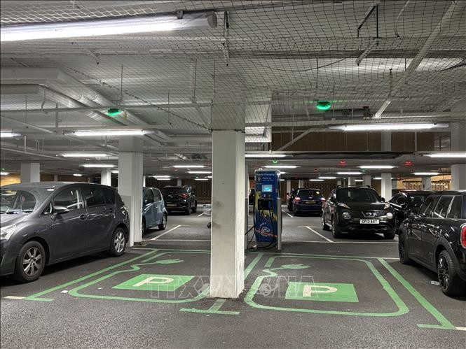 Las plazas de aparcamiento con puntos de carga están reservadas para vehículos eléctricos en los edificios (Foto: VNA)