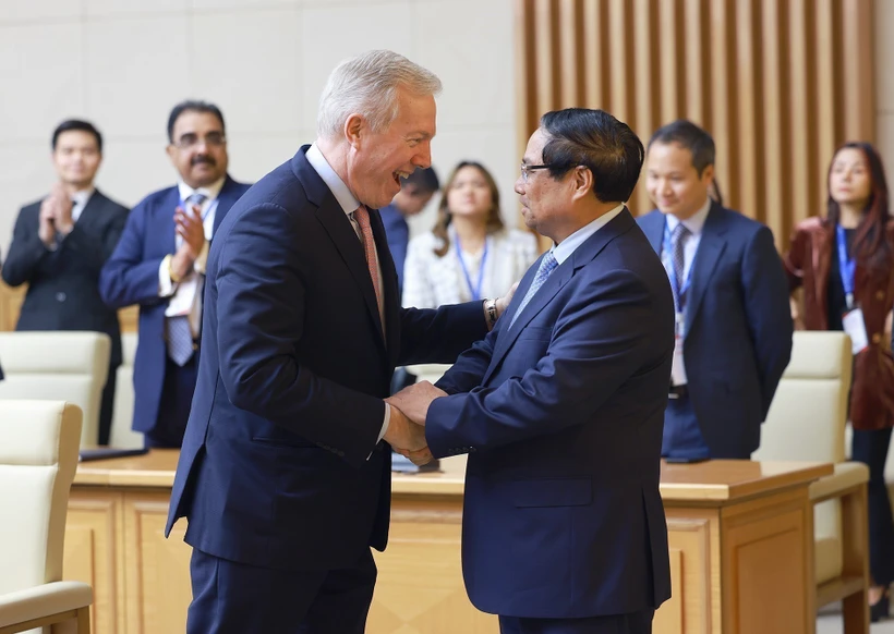 El primer ministro Pham Minh Chinh (derecha) recibe a Ted Osius, presidente y director ejecutivo del USABC (Foto: VNA)