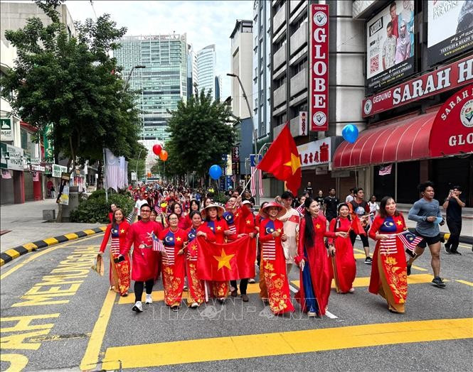 En el desfile de Ao Dai (Foto: VNA)