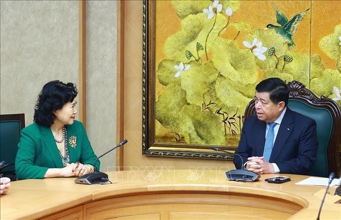 El viceprimer ministro vietnamita Nguyen Chi Dung dialoga con Tao Yitao, directora del Centro de Investigación de Zonas Económicas Especiales de China, adscrito a la Universidad de Shenzhen, en la provincia de Guangdong (Foto: VNA)