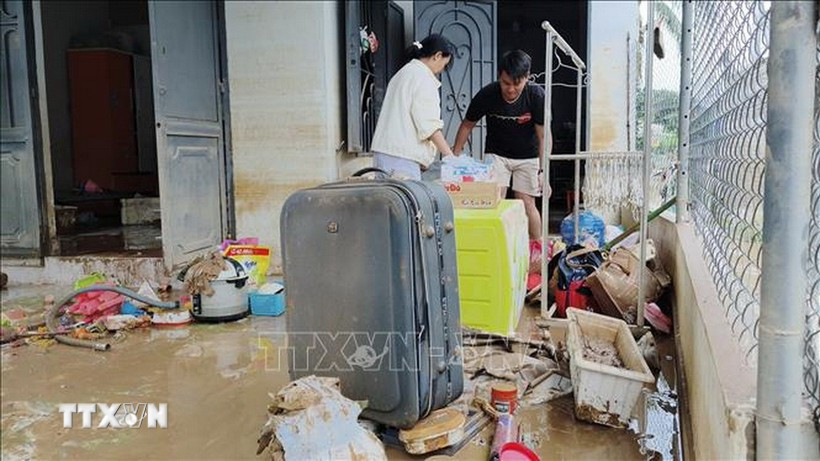 Los habitantes de la comuna de Ninh Phuoc (Khanh Hoa) limpian sus hogares después de las inundaciones (Foto: VNA)