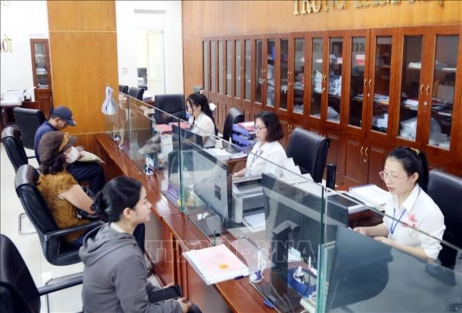 Procesamiento de trámites administrativos en la Ventanilla Única de la ciudad de Dong Hoi, provincia de Quang Binh. (Foto: VNA)