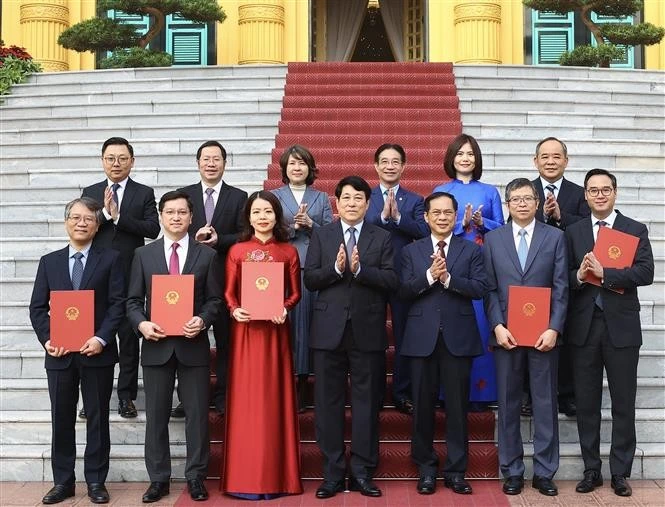 El presidente de Vietnam, Luong Cuong, y varios funcionarios y empleados del Ministerio de Relaciones Exteriores (Foto: VNA)