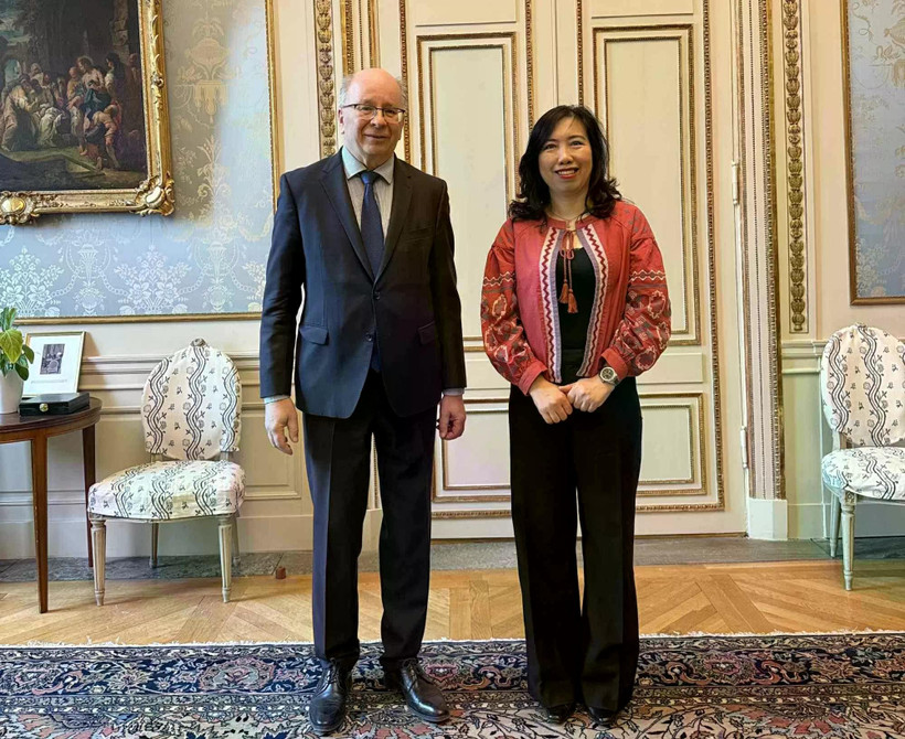 La viceministra de Relaciones Exteriores de Vietnam Le Thi Thu Hang se reúne con el secretario de Estado del Ministerio de Relaciones Exteriores de Suecia, Dag Hartelius (Foto: baoquocte.vn)