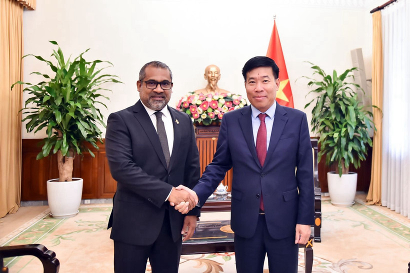 El vicecanciller vietnamita Nguyen Manh Cuong (derecha) recibe al ministro de Relaciones Exteriores de Maldivas, Abdulla Khaleel (Foto: VNA)