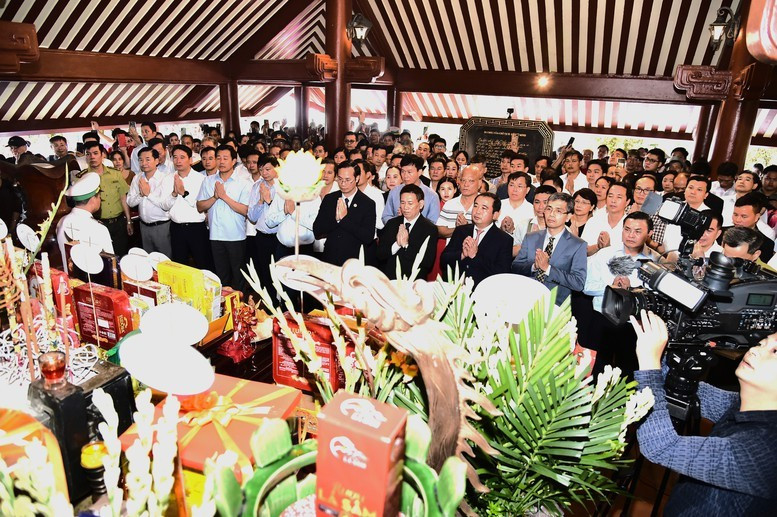 Delegados rinden homenaje al Presidente Ho Chi Minh (Foto: baochinhphu.vn)