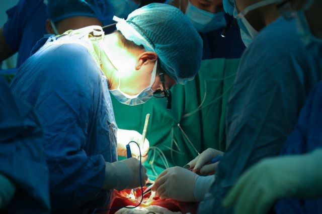 El personal médico realiza la cirugía (Foto: Hospital de Amistad Vietnam-Alemania)
