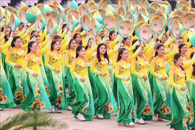 Mujeres vietnamita marchan en el desfile (Foto: VNA)