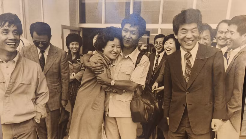El reportero Ahn Byung Chan (centro) es recibido de regreso a su país tras salir de Saigón la madrugada del 30 de abril de 1975. (Foto: VNA)