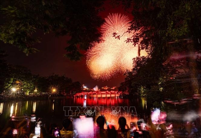 Espectáculo de fuegos artificiales por el 80º aniversario del Día Nacional (Foto: VNA)