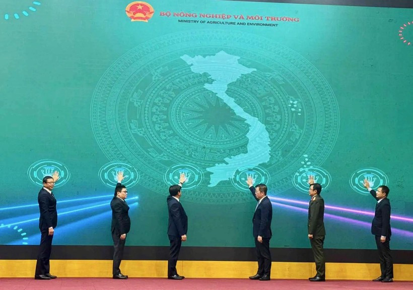 Funcionarios celebran el lanzamiento del sistema de trazabilidad de productos agrícolas. (Foto: kinhtedothi.vn)