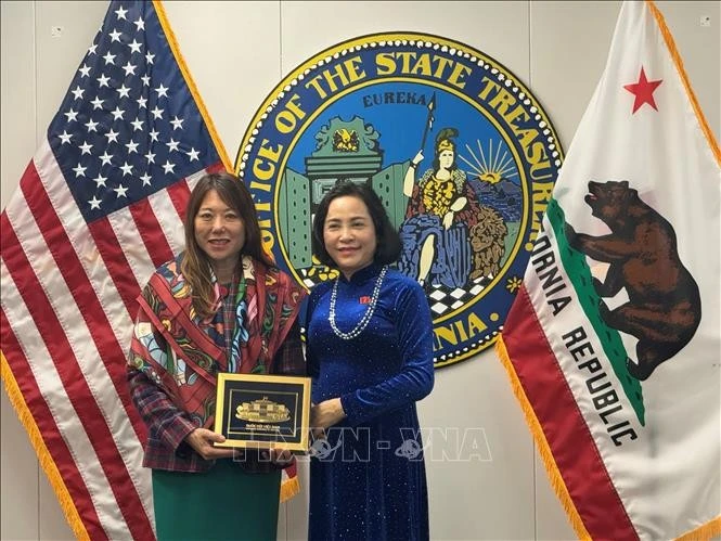 La vicepresidenta de la Asamblea Nacional de Vietnam, Nguyen Thi Thanh (derecha), entrega un recuerdo a la tesorera estatal de California, Fiona Ma. (Foto: VNA)