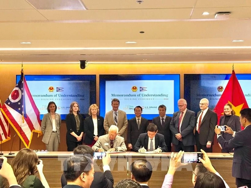 Acto de firma de los memorandos de entendimiento (Foto: VNA)