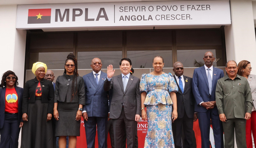 El presidente de Vietnam, Luong Cuong, y los directivos del MPLA (Foto: VNA)