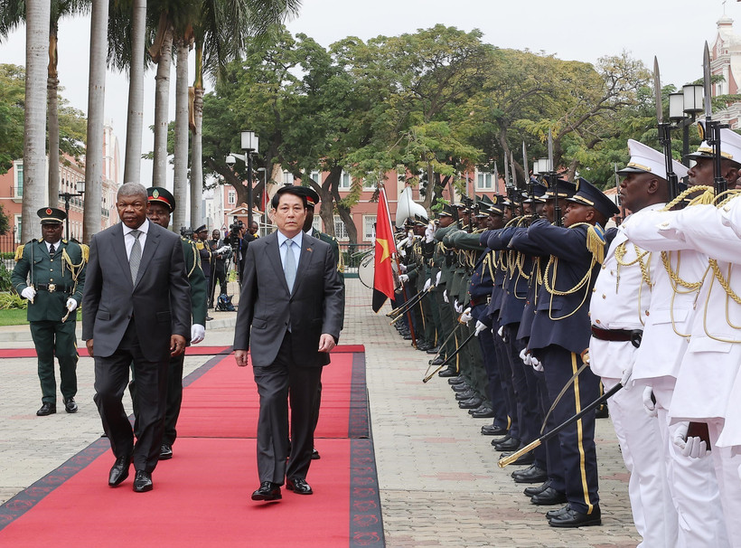 El presidente de Vietnam, Luong Cuong, y su homólogo angoleño, João Manuel Gonçalves Lourenço, en el acto de despedida (Foto: VNA)