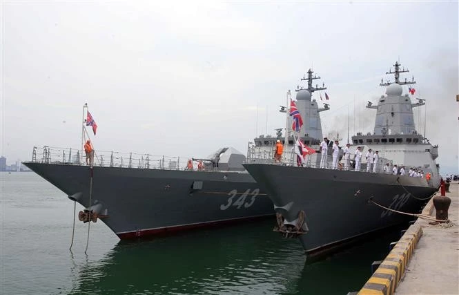 La corbeta “Rezkii” y el “Héroe de la Federación de Rusia Aldar Tsydenzhapov” en el puerto de Tien Sa, Da Nang (Foto: VNA)