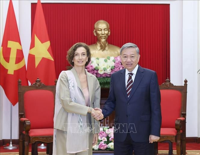 El secretario general del Partido Comunista de Vietnam, To Lam, recibe a la directora general de la UNESCO, Audrey Azoulay (Foto: VNA)