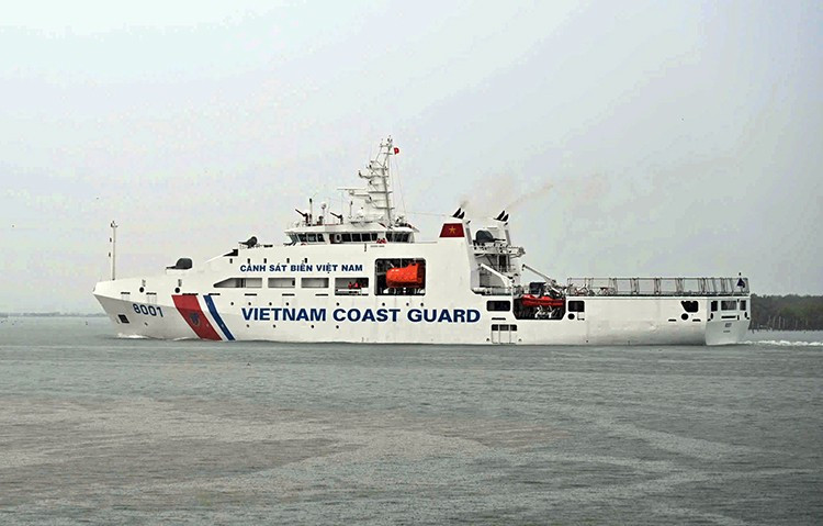 El buque CSB 8001 de la Guardia Costera de Vietnam zarpa de Ciudad Ho Chi Minh (Foto: VNA)