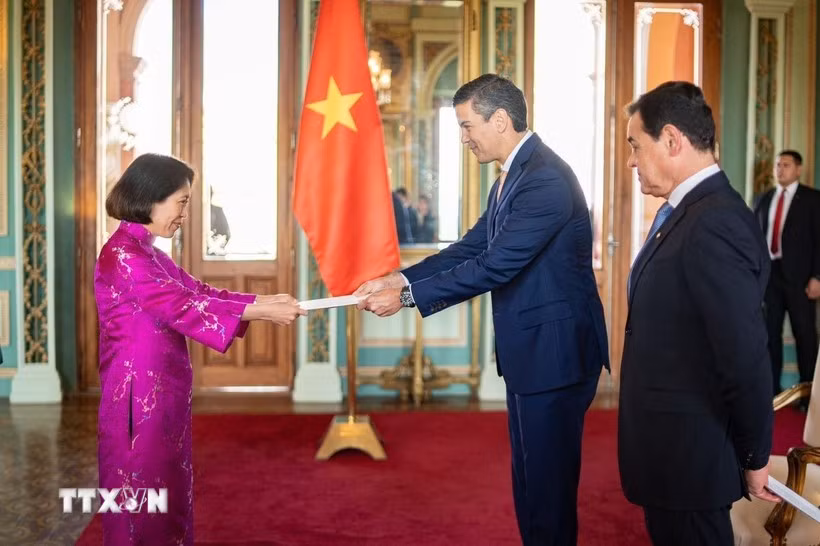 La embajadora de Vietnam en Argentina concurrente en Paraguay, Ngo Minh Nguyet, presenta las cartas credenciales al presidente paraguayo, Santiago Peña Palacios. (Foto: VNA)