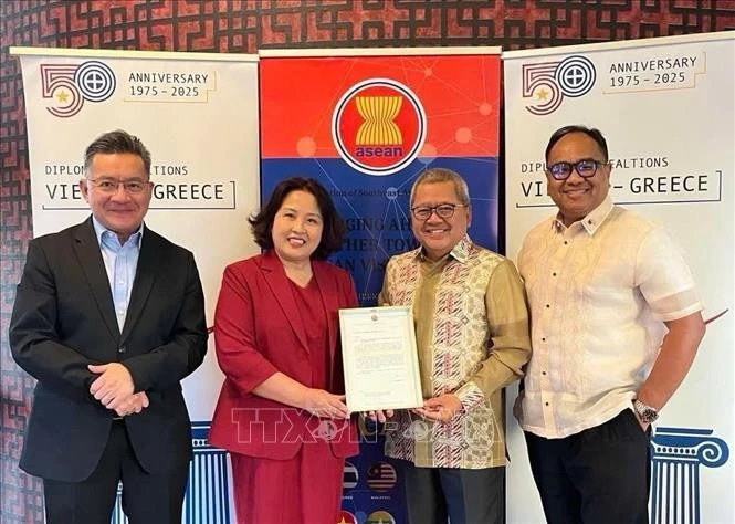 La embajadora de Vietnam en Grecia, Pham Thi Thu Huong, entrega la presidencia rotativa del ACAT al embajador de Indonesia (Foto: Embajada de Vietnam en Grecia)
