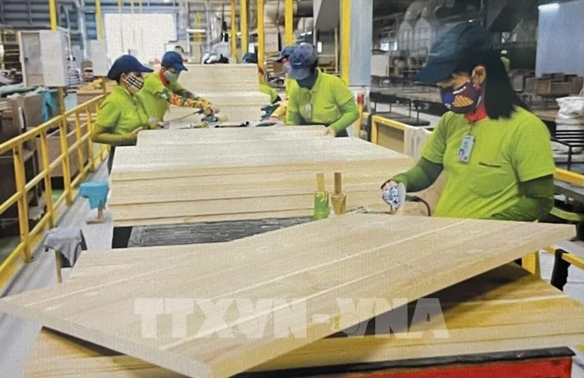 Los trabajadores de una fábrica de madera preparan productos para exportación. (Foto: VNA)