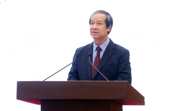 El secretario del Comité partidista en el Ministerio de Educación y Formación y titular de esta cartera, Nguyen Kim Son, responde a las preguntas de la prensa (Foto: VNA)