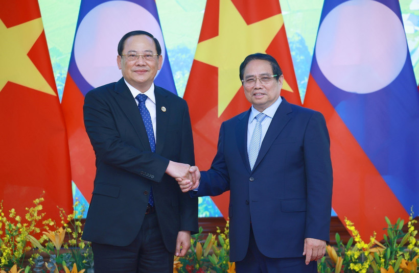 El primer ministro de Vietnam, Pham Minh Chinh (derecha), recibe a su homólogo de Laos, Sonexay Siphandone (Foto: VNA)