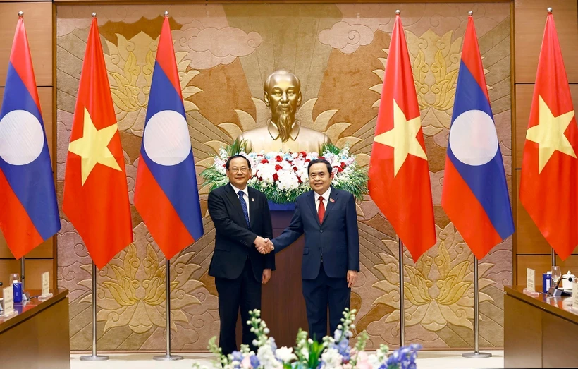 El presidente de la Asamblea Nacional de Vietnam, Tran Thanh Man (derecha), recibe al primer ministro de Laos, Sonexay Siphandone. (Foto: VNA)