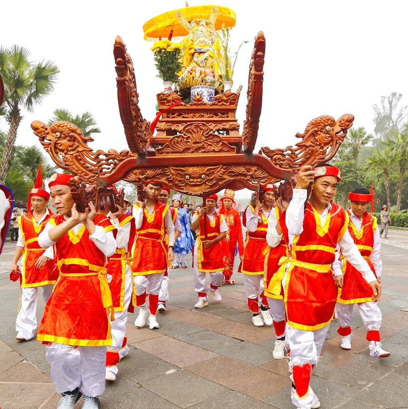 Procesión de los palanquines desde localidades cercanas hasta el Templo Hung (Foto: baodantoc.vn)