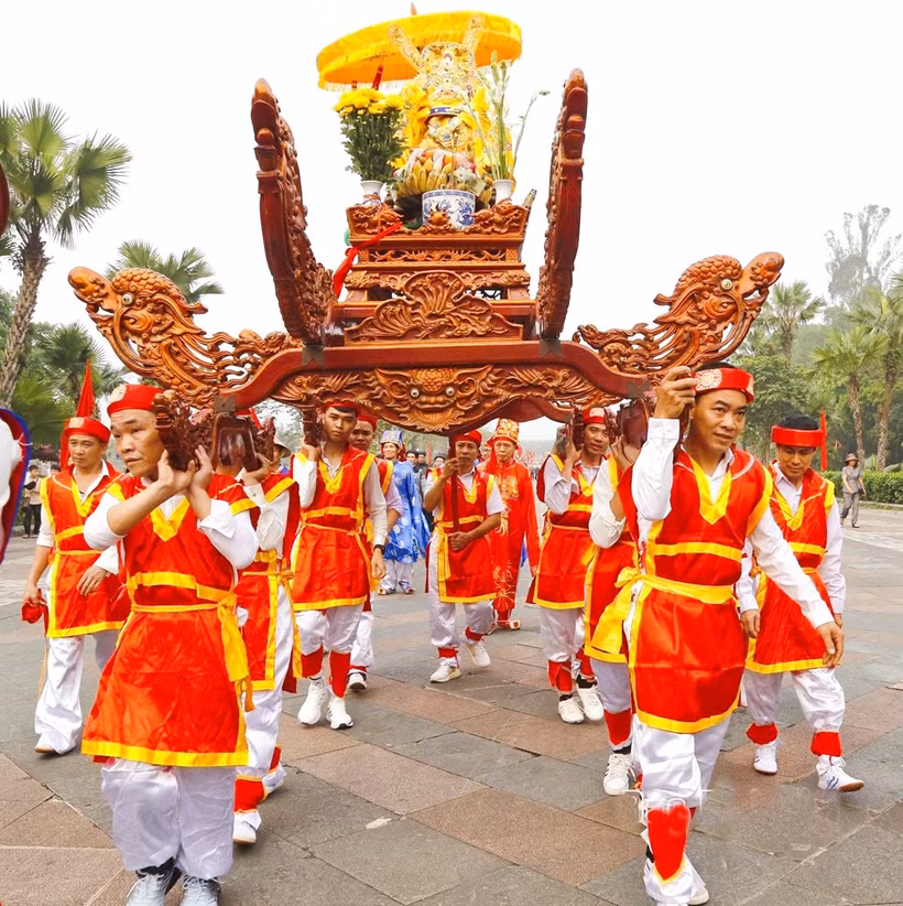 Procesión de los palanquines desde localidades cercanas hasta el Templo Hung (Foto: baodantoc.vn)
