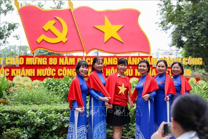 Habitantes de Hanoi posan para una foto con motivo del 80.º aniversario de la Revolución de Agosto y el Día Nacional. (Foto: VNA)