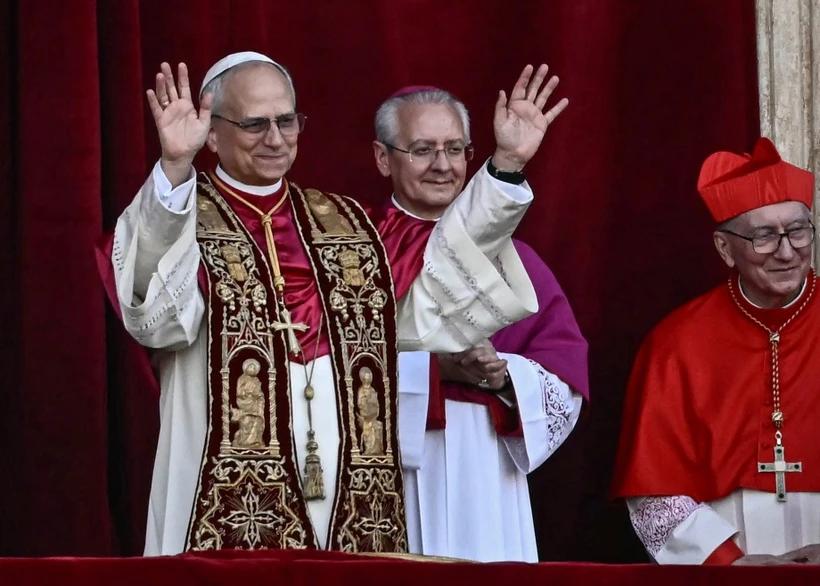 El Papa León XIV desde el balcón de la Basílica de San Pedro el 8 de mayo. (Foto: AFP)