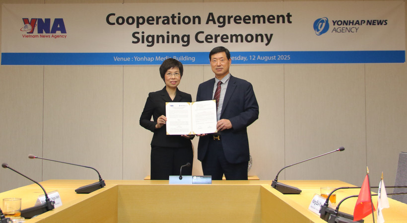 La directora general de la VNA, Vu Viet Trang, y el presidente de Yonhap, Hwang Dae-il, anuncian el acuerdo firmado entre ambas agencias (Foto: VNA)